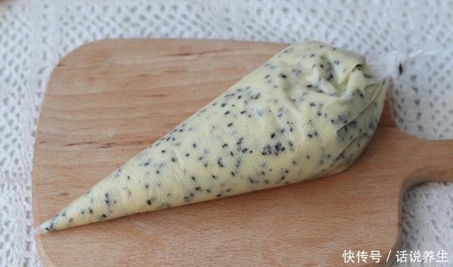 这零食用鸡蛋和面粉就能做,清香酥脆,搅一搅,烤熟就能吃,简单