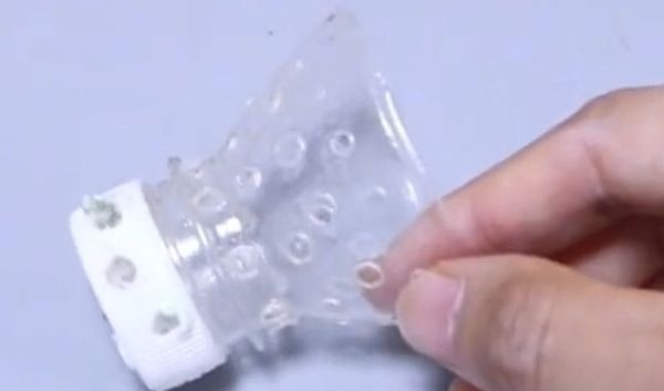 矿泉水瓶上扎几个小孔,放在厨房太厉害了,全家人都夸好!