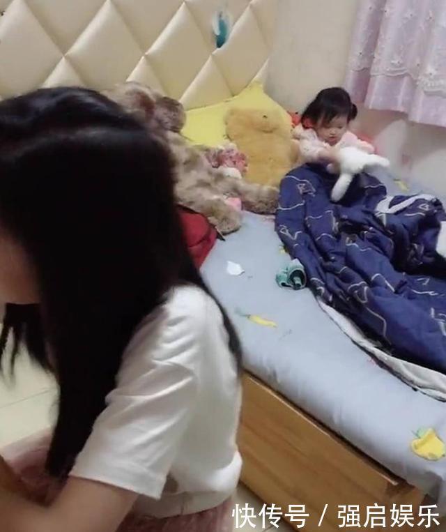 怒怼道|姐姐在写作业,妈妈强行将妹妹送进姐姐房间,姐姐怒怼道你起开