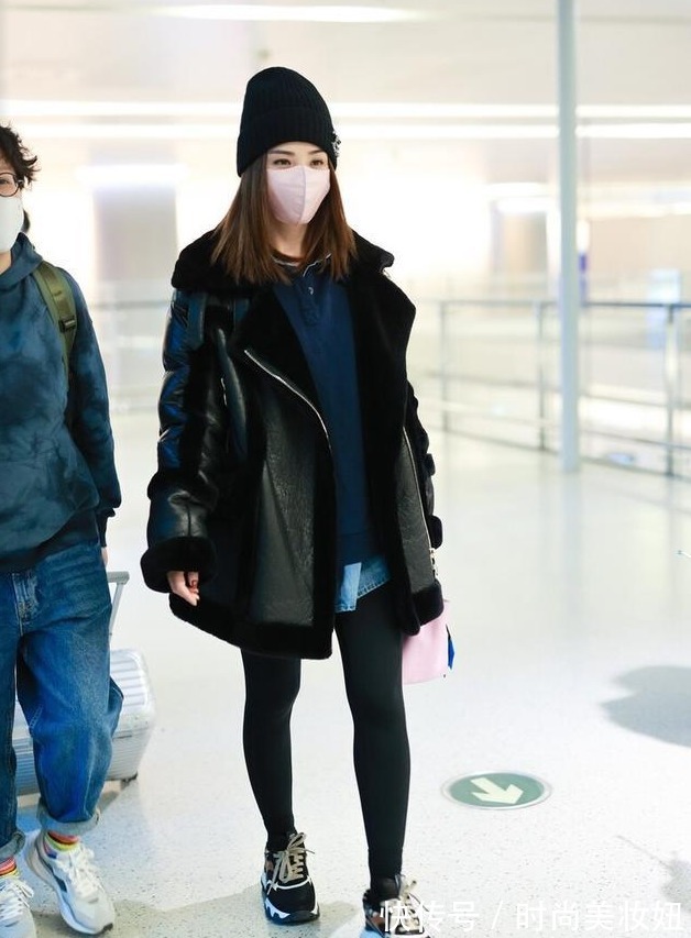 小姐姐 阿Sa也太会穿了吧!黄色格纹大衣叠穿针织开衫,甜美又洋气