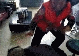 |搞笑GIF:老公你要相信我 我膝盖上面的伤就是这么来的