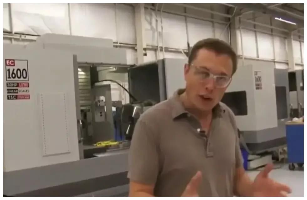 spaceX创始人马斯克在火箭制造车间视察