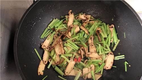 增強|香干和它炒是一對，預(yù)防高血壓，增強腸胃蠕動，是菜也是藥