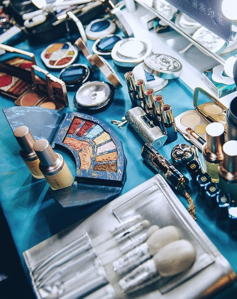 「李佳琦们」一手奶大的花西子,距离大牌还有多远?