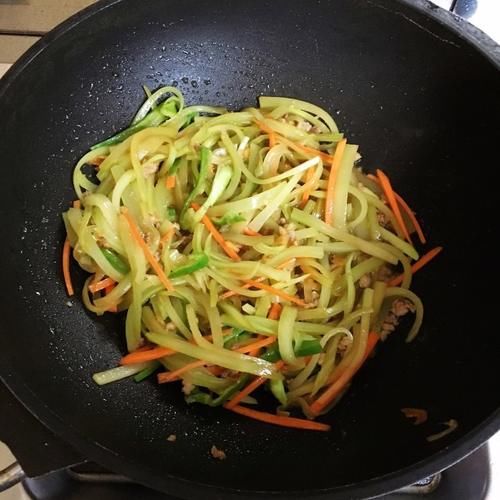 肉末莴笋丝，简单快手，脆嫩下饭