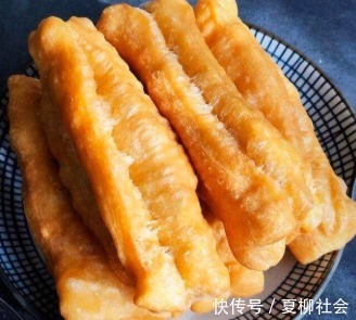 大厨|炸油条时，别只会用泡打粉！大厨教你正确做法，香软蓬松又健康