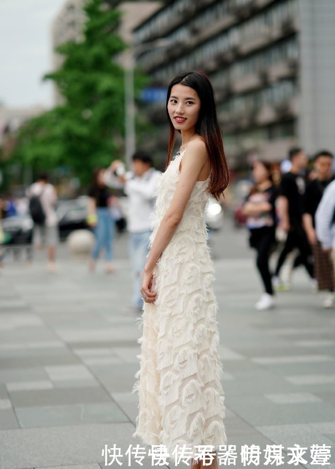 小姐姐穿绒毛的连衣裙美成仙女，笑容还这么甜美