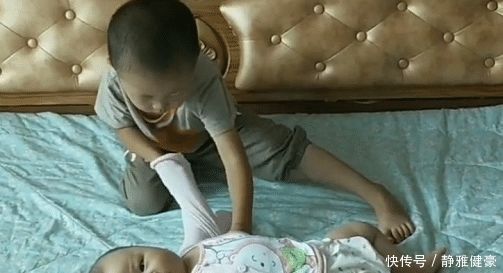 妹妹|4岁哥哥照顾妹妹起居火了,这大概是全网“混得最牛”的二胎