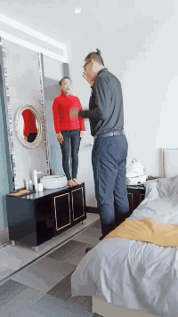 |搞笑GIF:我也这样试了一下我老婆,结果现在我还在医院躺着