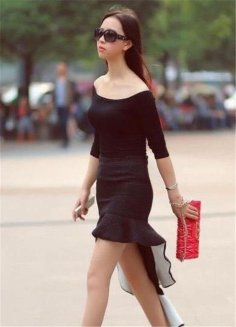 长发披肩|美女穿蓝色一字肩连衣裙,扎着高高的马尾,简洁显靓丽