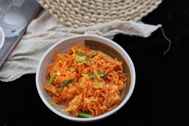 软香|跟妈妈学了个胡萝卜的新吃法,软香不上火,头一次做就成功了