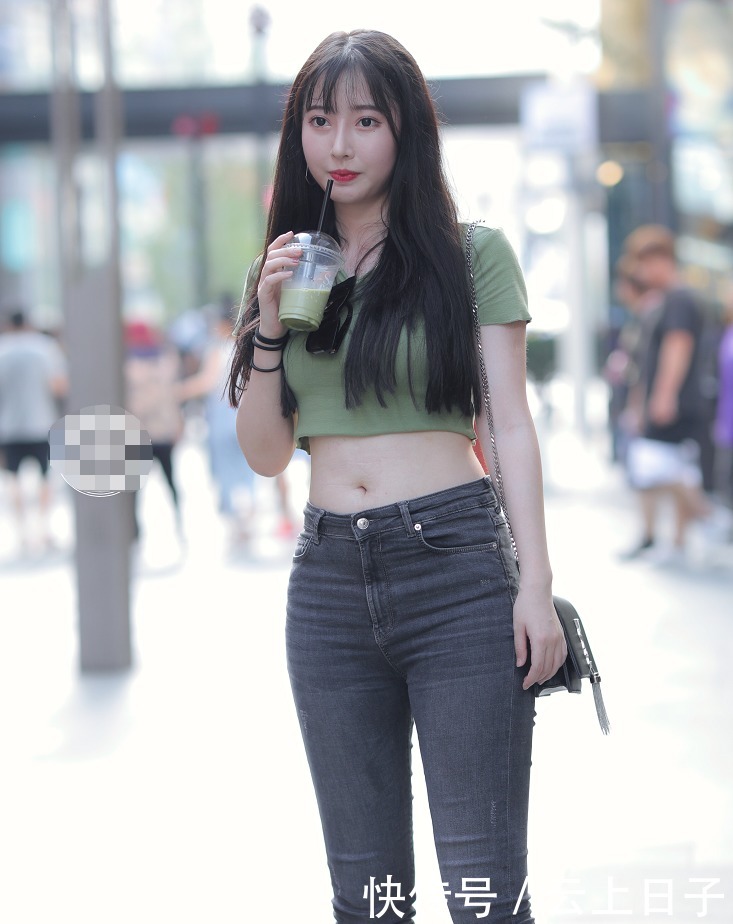 感觉|微胖美女,一身露脐装,气质清新甜美!