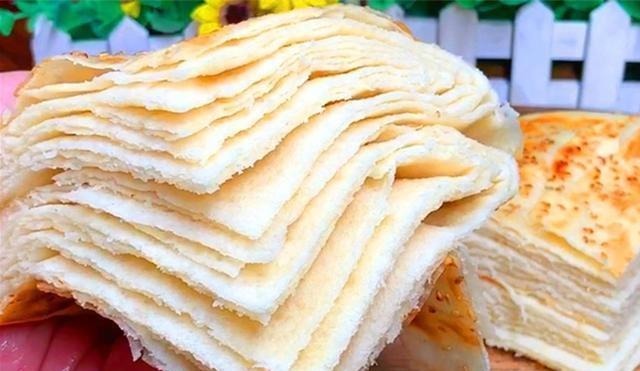 烙饼时，有人烫面，有人抹油，其实都不对，教你正确做法，太香了