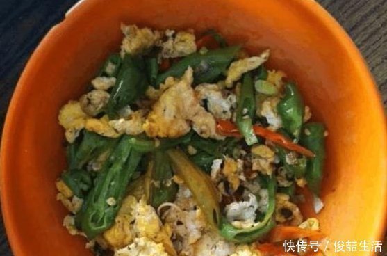 头一次去北方同事家吃饭,他亲自做了一桌子菜,我没有动筷子