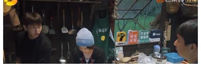 做飯|張藝興做5道菜8個人不夠吃，彭彭幫忙被忽視，黃磊夸贊背后是偏愛