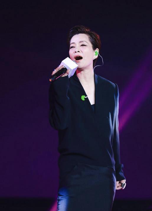 毛阿敏真是气质女神,身穿小西服搭小黑裙精致优雅,减龄又洋气