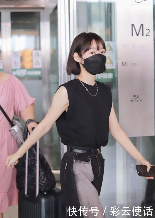 段奥娟瘦了之后穿衣服太好看了吧！白色T恤配条纹衬衫，明艳动人