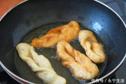 和面|炸油条时,别急着加水和面!先做这一步,油条蓬松酥脆