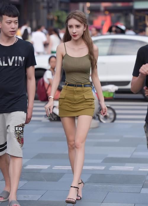 街拍：靓丽穿搭装点精致生活，简约也是一种独特的美