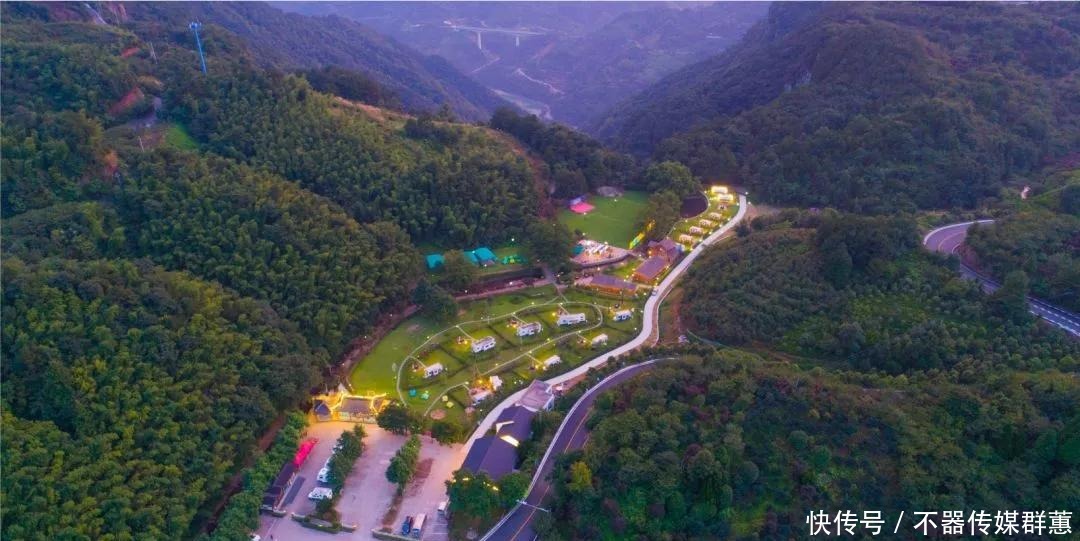 老年|徐凫岩步云谷,这个悬崖边上的房车营地,只需要自驾1小时