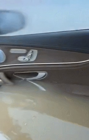 |搞笑GIF:姑娘,这身旗袍穿在你身上,我还以为仙女下凡了