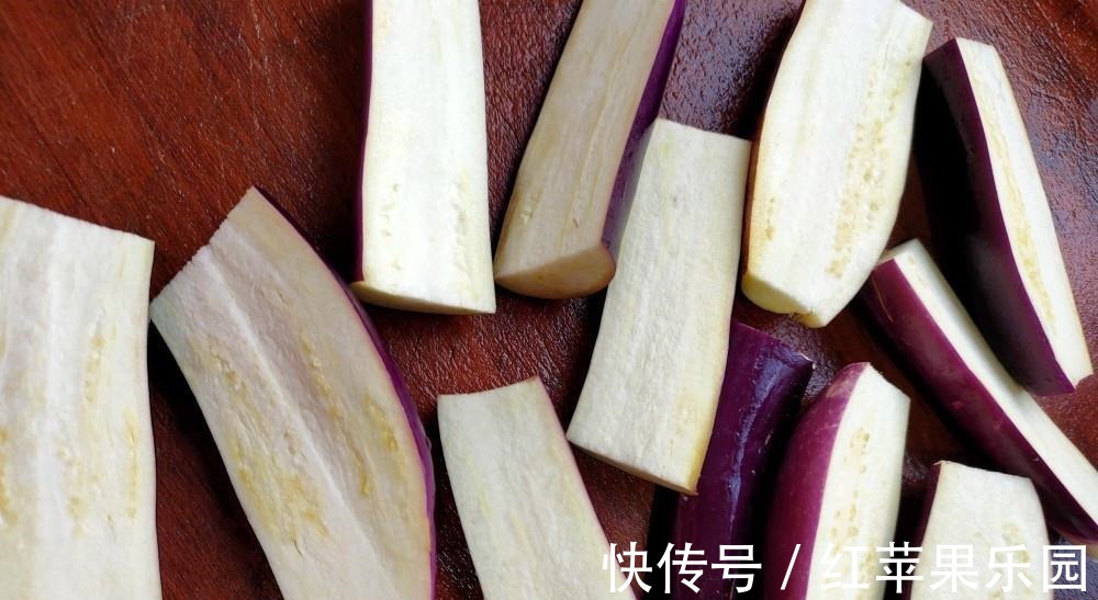 小米椒|蒸茄子,直接蒸不好吃!多做1个步骤,茄子不发黑,更鲜嫩更入味