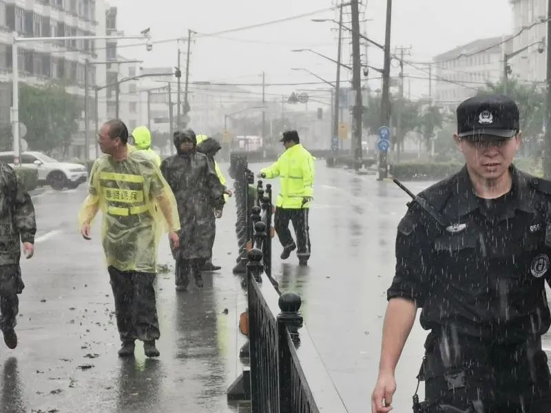 警情|台风暴雨突袭申城！ 上海公安民警雨中坚守岗位，守护城市安全