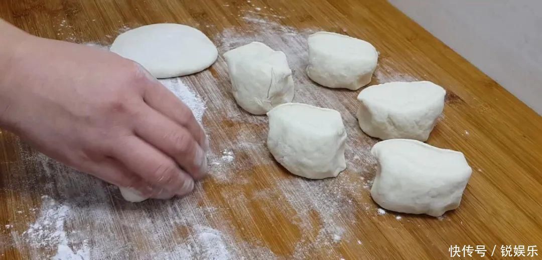鸡蛋饼这样做太香了,教你懒人做法,鼓泡零失败,吃过就念念不忘