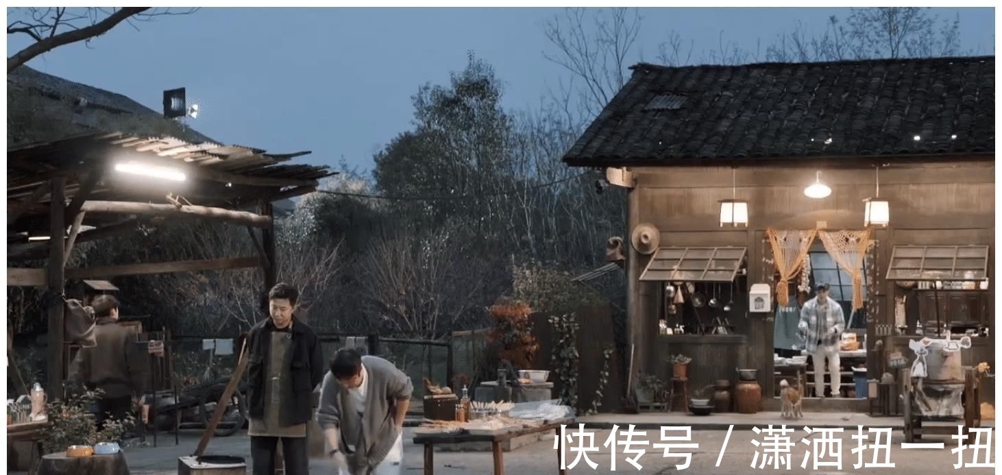 何炅从地上捡起小H叼的肉,打算洗洗煮了吃,张艺兴的做法好耿直