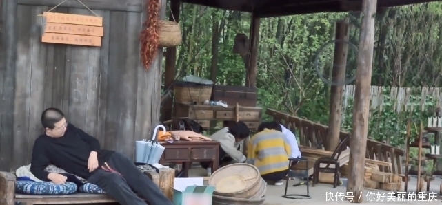 雪琴 蘑菇屋迎来“全能型”女嘉宾,徒手去鸡窝拿蛋,木匠活也很溜