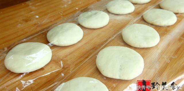 馅料|教你糯米芝麻小糖饼的做法，外酥里糯，馅料香甜，大人孩子都爱吃