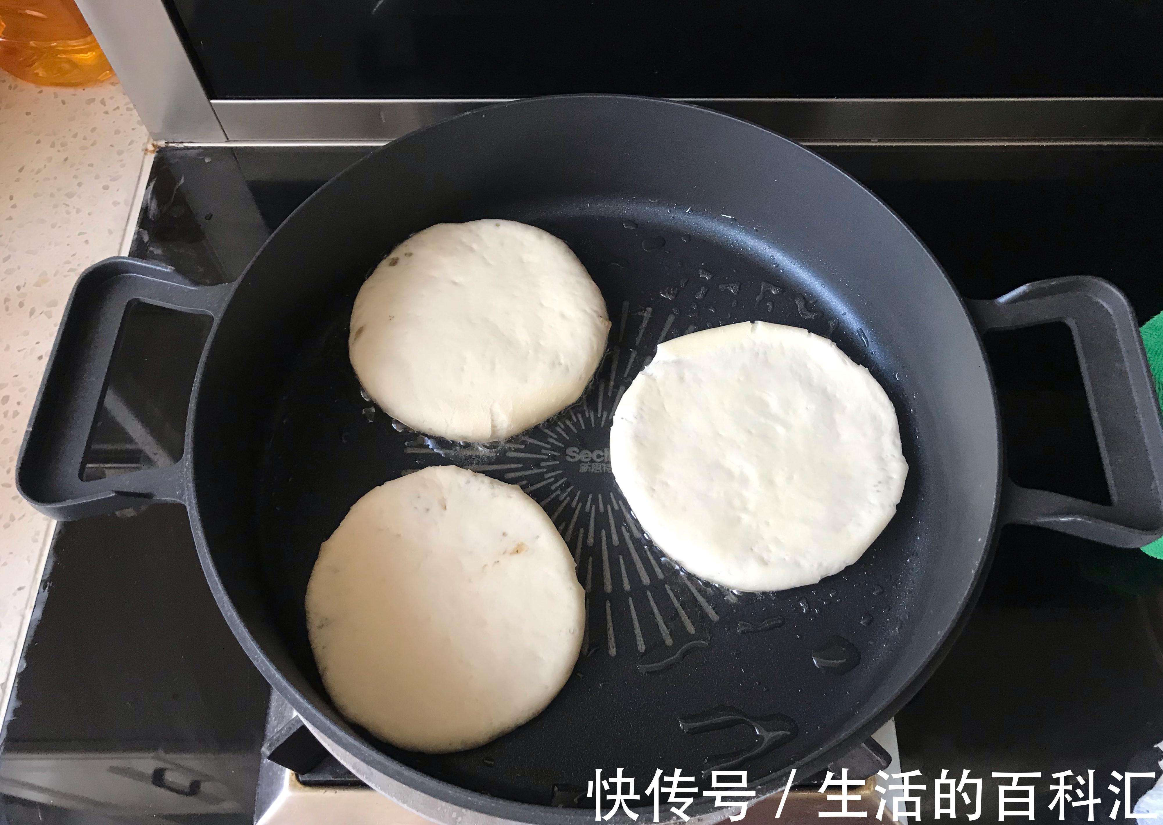 不用擀面皮，不用刷油酥，只需要三分钟，好吃的椒盐小饼就出锅