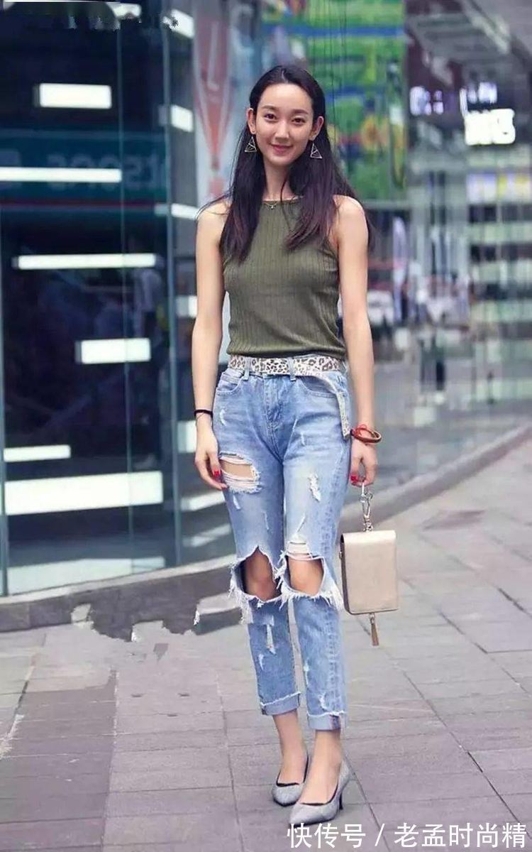 高跟鞋 小姐姐挽起裤脚搭配一双高跟鞋,可以让她非常的吸睛