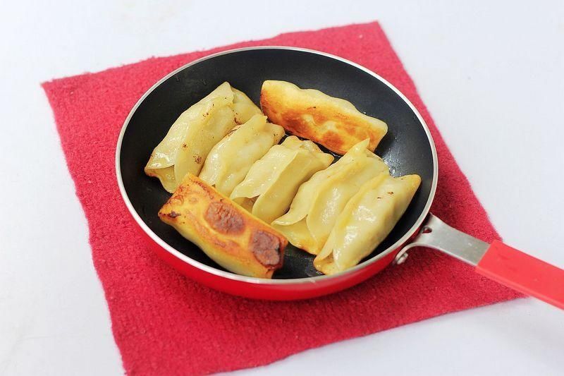 西北人最爱的面食，比饺子还好吃，馅鲜汁多底焦脆，拌馅有配方