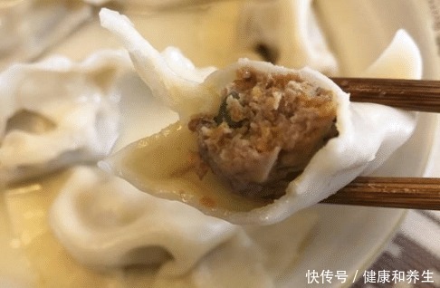 难怪|调肉馅时,有种料很多人爱放,难怪饺子吃着不香,来学学正确做法
