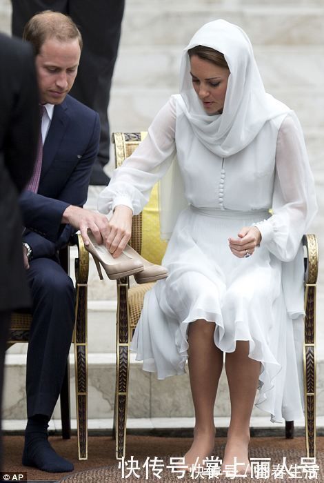 戴妃|卡米拉穿19英镑毛拖鞋亮相,头纱造型不输戴妃,更能碾压梅根