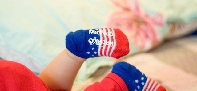 小宝宝|小宝宝穿袜子还是光脚?很多宝妈误会了,做错对娃伤害很大