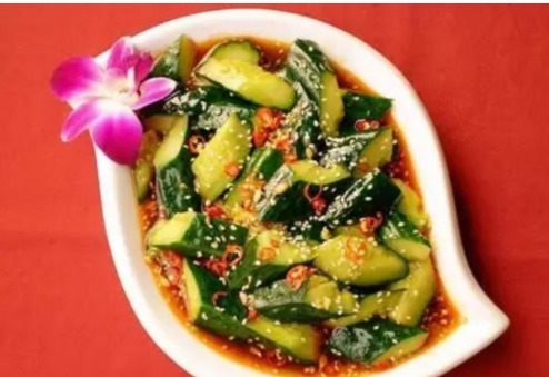 拍黄瓜时先放盐还是后放盐?大部分人做错了,难怪黄瓜一点也不脆