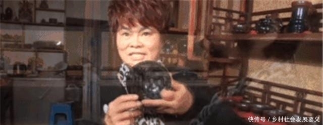 日本专家鉴宝,估价2500万日元,实际却是中国大妈的作品