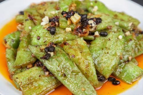 做虎皮青椒,先放油就错了,大厨教您一招,起皮又入味,还不油腻