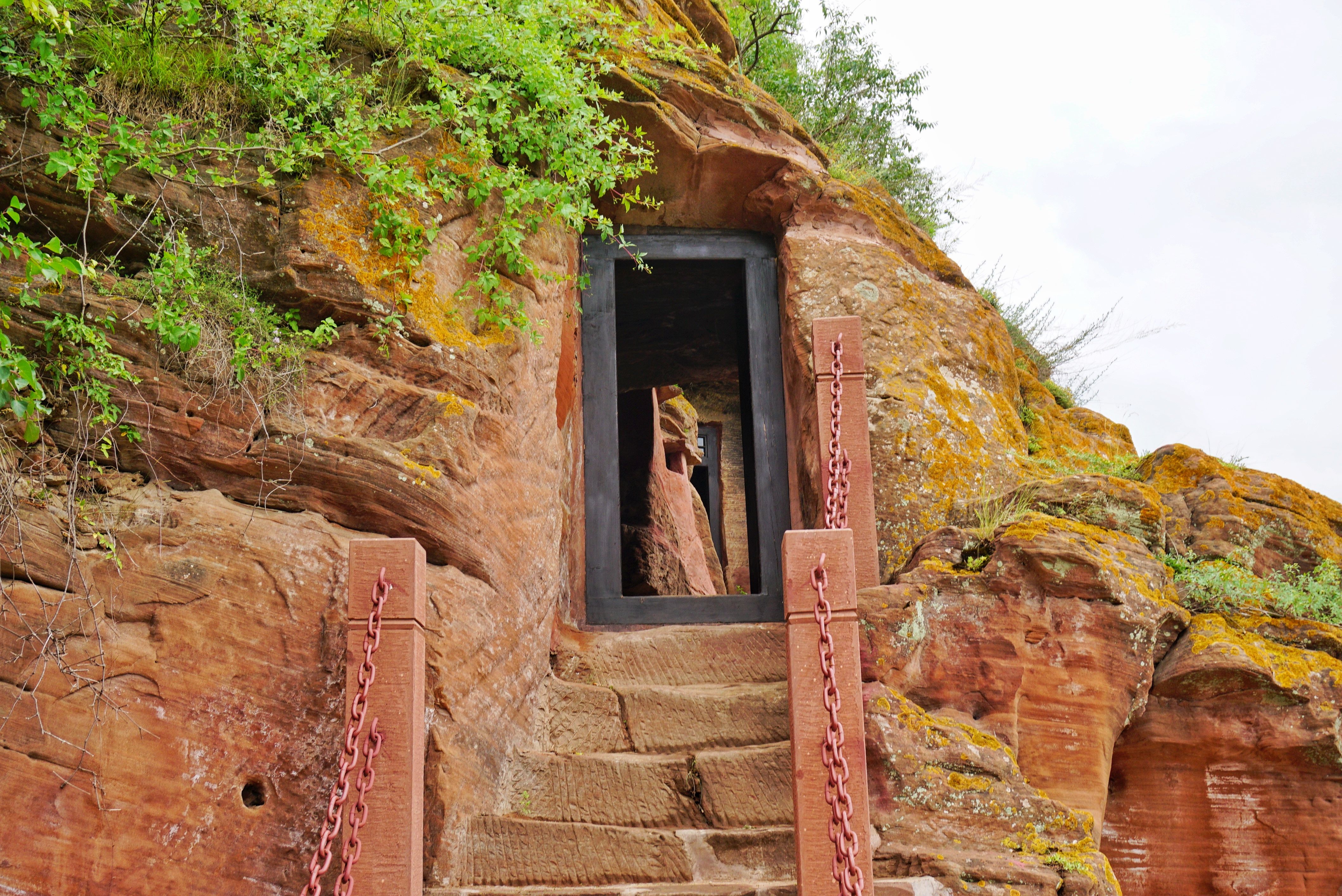 悬崖峭壁上的永宁山古寨
