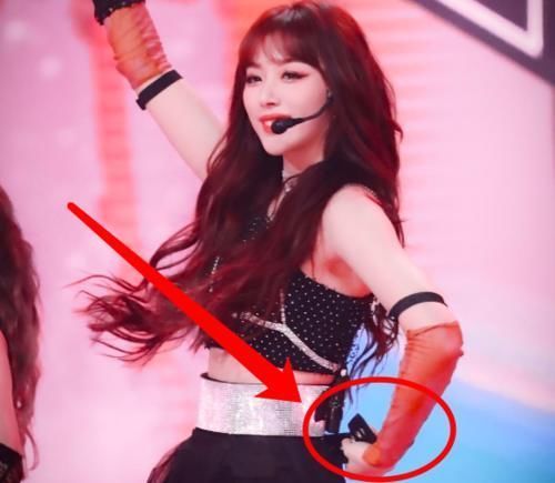 救场|孔雪儿618晚会遇舞台事故,裙子开了险滑落,淡定救场获赞无数