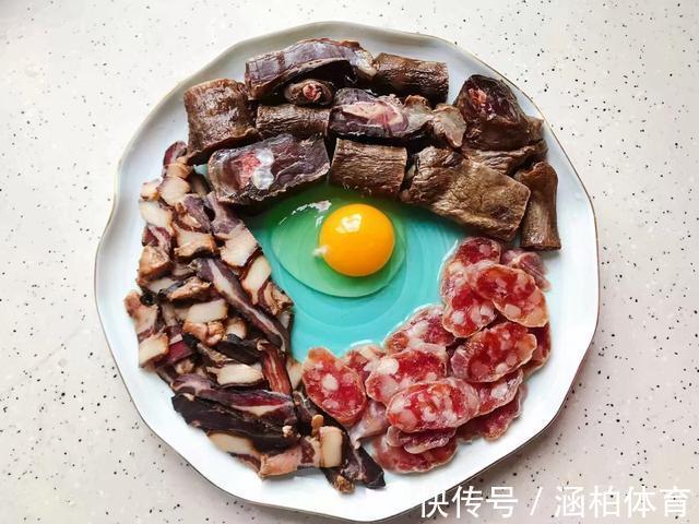 解馋|家常腊味三拼,加入一个鸡蛋蒸一蒸就上桌,简单又解馋