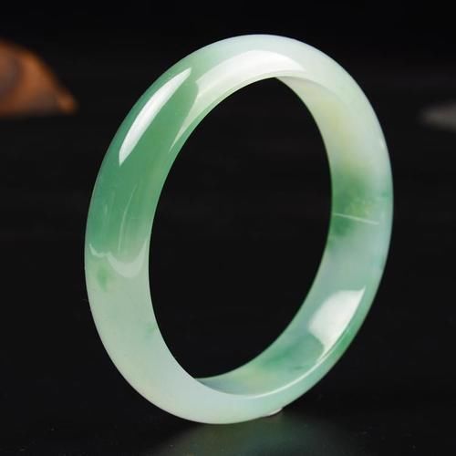 年轻的小姑娘适合戴啥手镯，可以看看我的意见