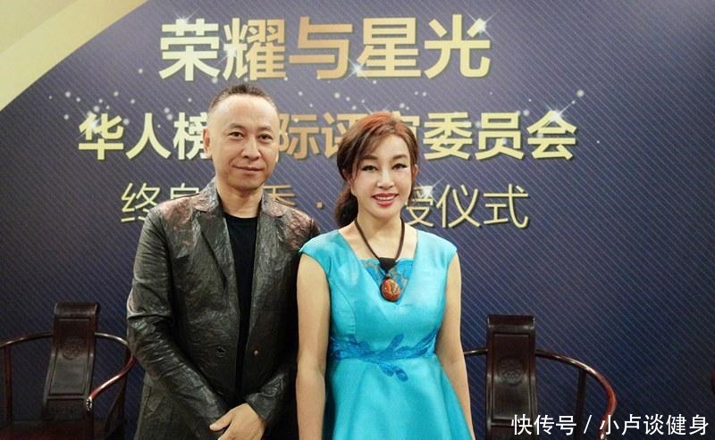 伏案|刘晓庆戴巨型翡翠伏案写书法,翡翠项链不重样,怎么这么有钱