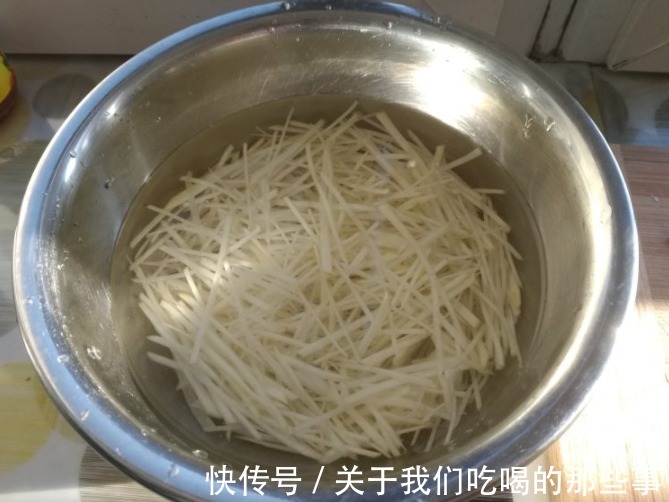 不粘锅|炒土豆丝时，好吃的关键是“2步2遍醋”，酸香脆爽，不发黑不粘锅