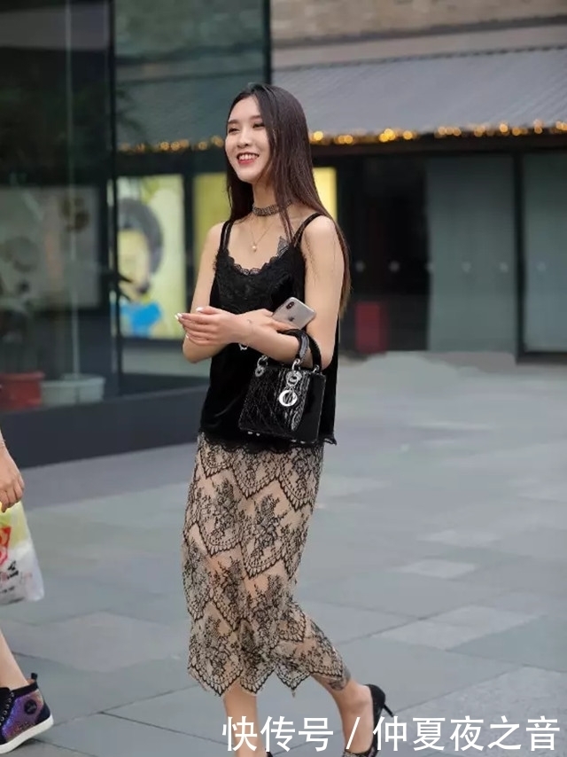 街拍美女,两位穿着时尚的好闺蜜和图五温婉的女白领