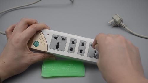 小妙招|插座很难插进去怎么办?教你一个实用小妙招,立马变得非常顺畅