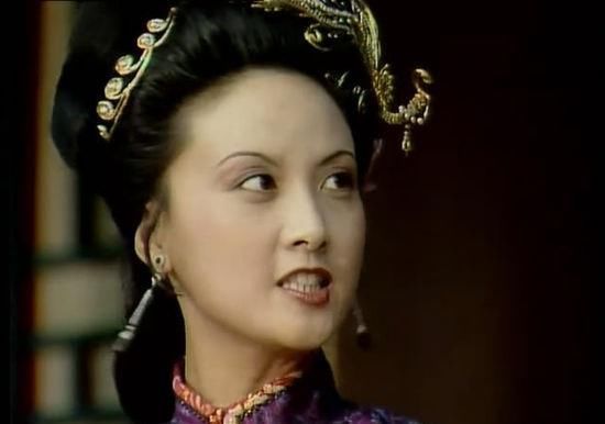 王熙凤|王熙凤对薛宝钗有多好贾母看过宝钗的房间后才明白,两人真亲呀