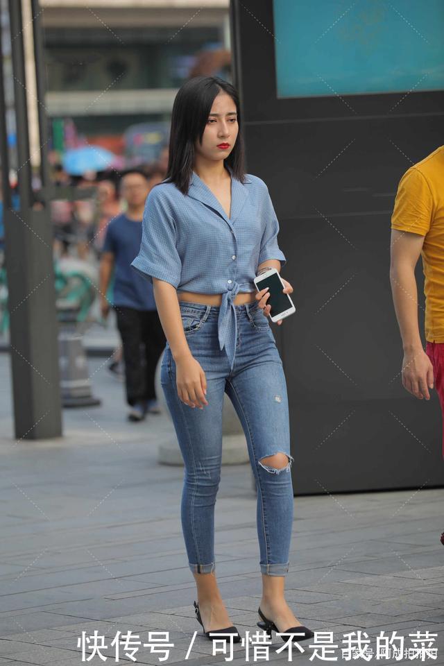 V领露脐蝴蝶结短袖搭高腰紧身牛仔裤,性感时尚,显瘦显高